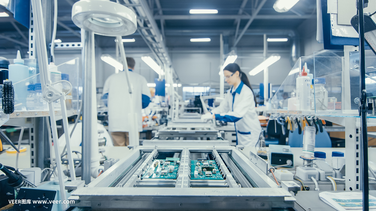 圖為電子廠工人在裝配線上手工組裝電路板。高科技工廠設施。